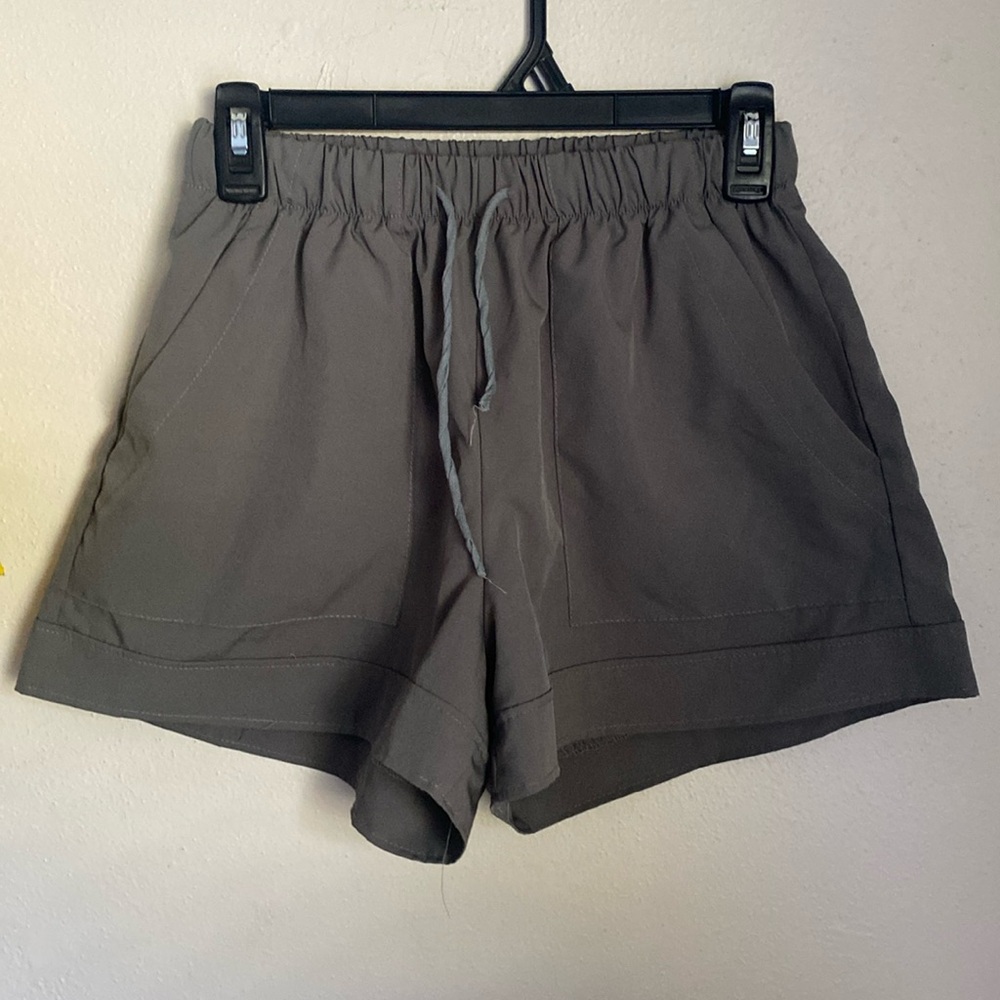Loose olive green women’s shorts